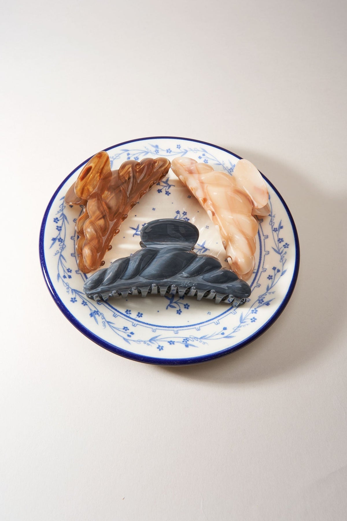 Croissant Claw in Black Sesame