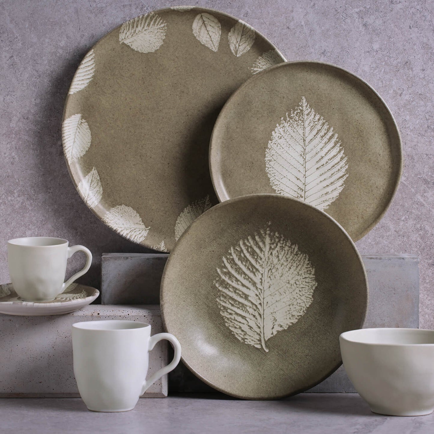 16 Pc. Dinnerware Set