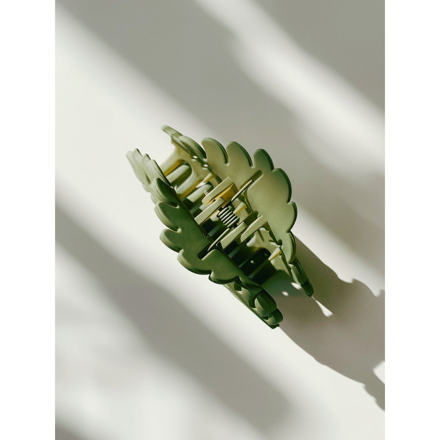 Velvet Claws Hair Clip | Green Leaf | Claw Clip in Velvet Travel Bag