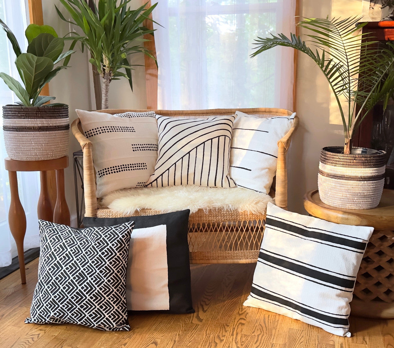 Geo Flowers Black Sadza Pillow