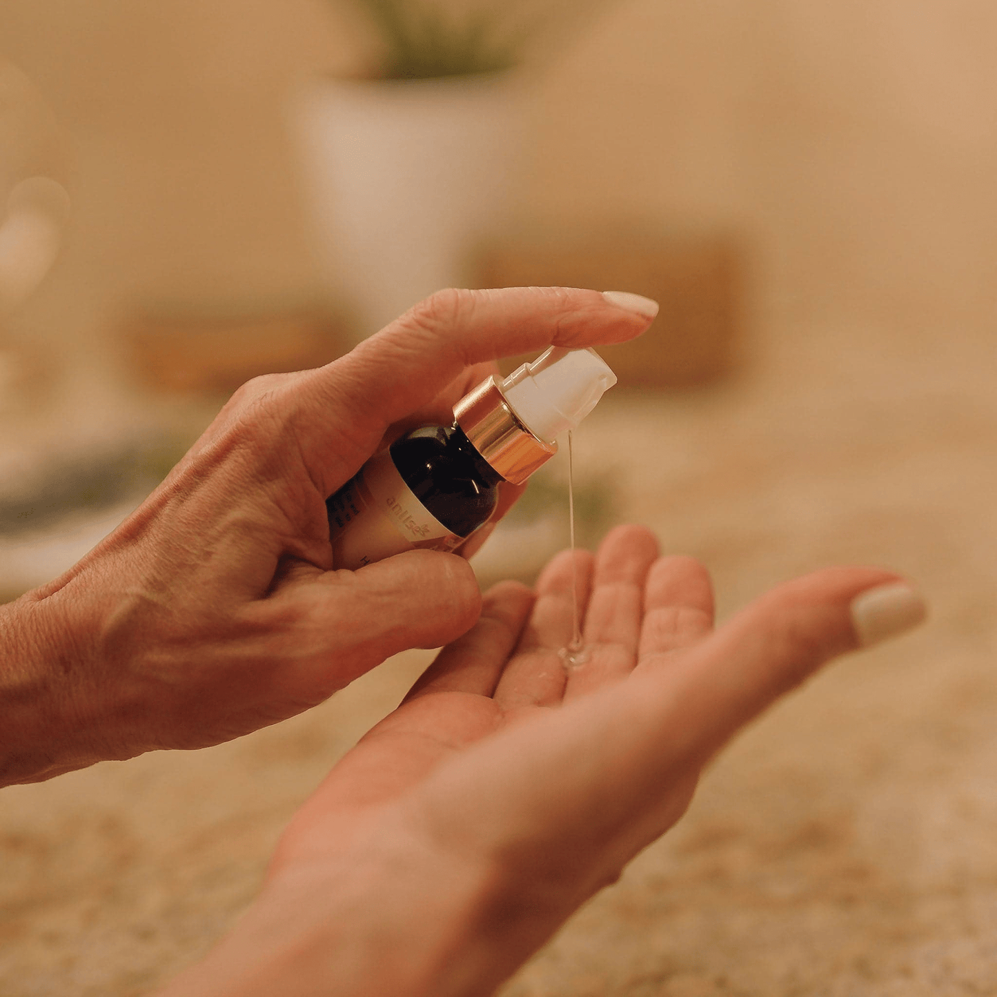 Shohreh Aghdashloo by Aniise Shine Hair Serum - Frizz Control & Smoothness