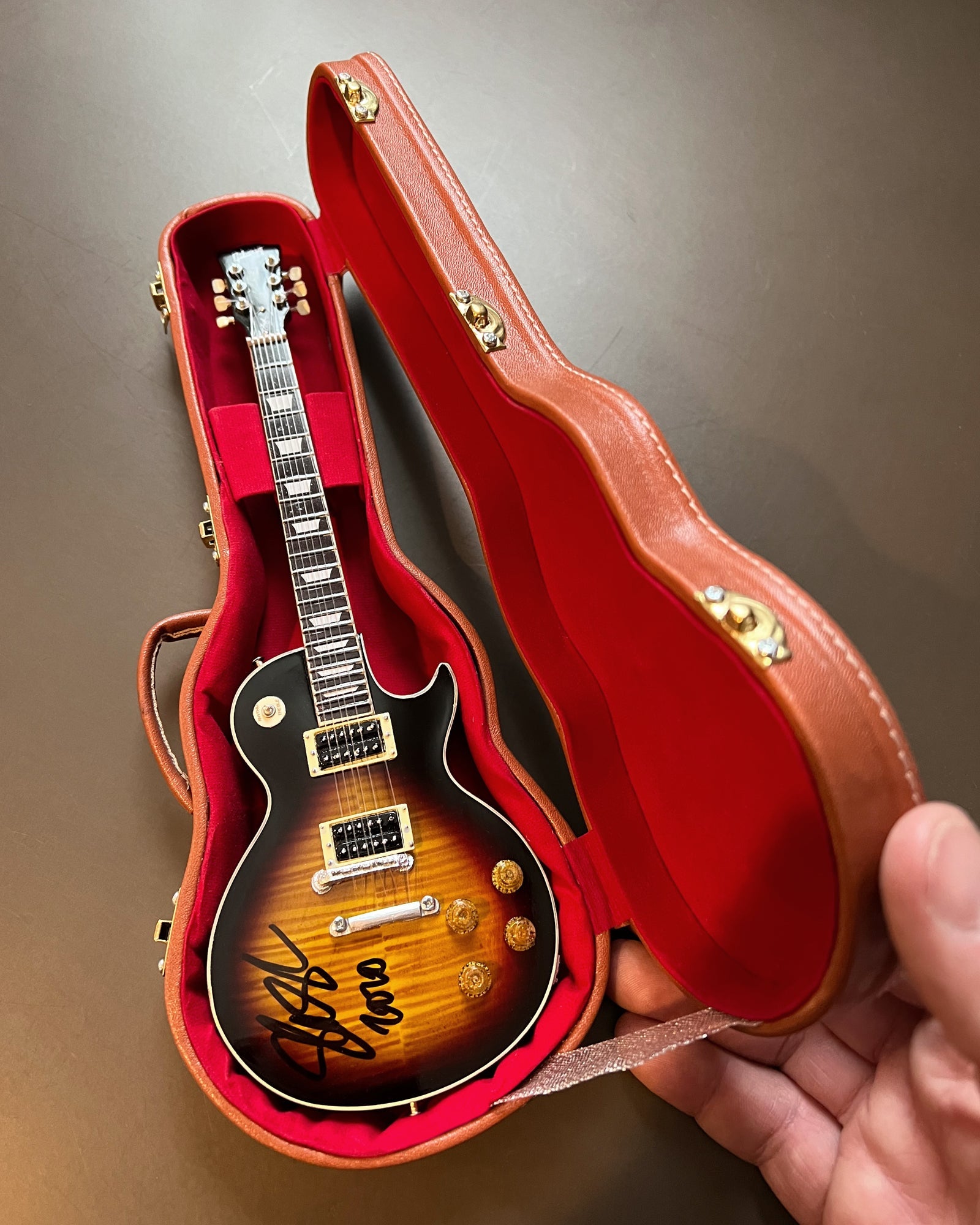 Miniature Gibson Les Paul Original Hardshell Case Brown - 1:4 Scale - Osadia Concept Store