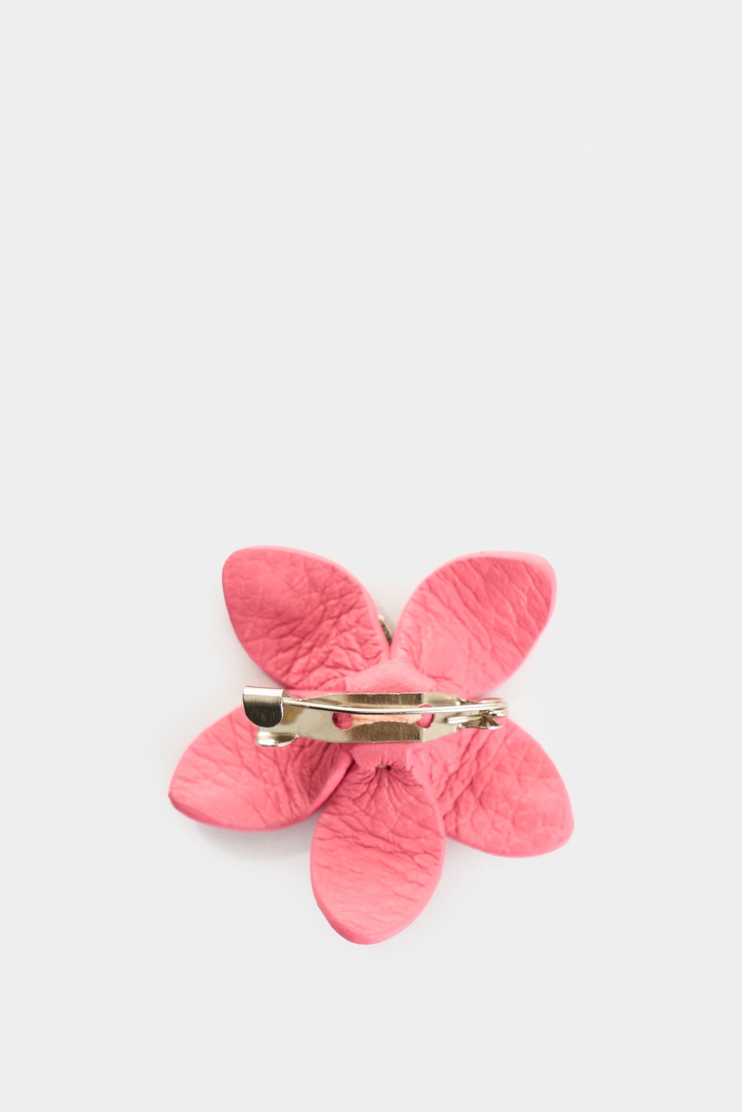 Small leather San Joaquín flower brooch for women