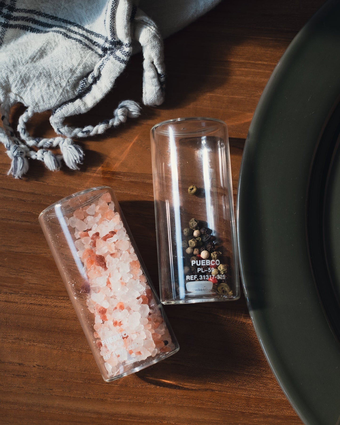 SALT & PEPPER SHAKER SET