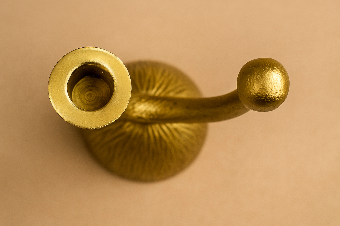 Raíz Studio Loop Candle Holder – Hand-Cast Gold Metal Sculptural Candle Stand
