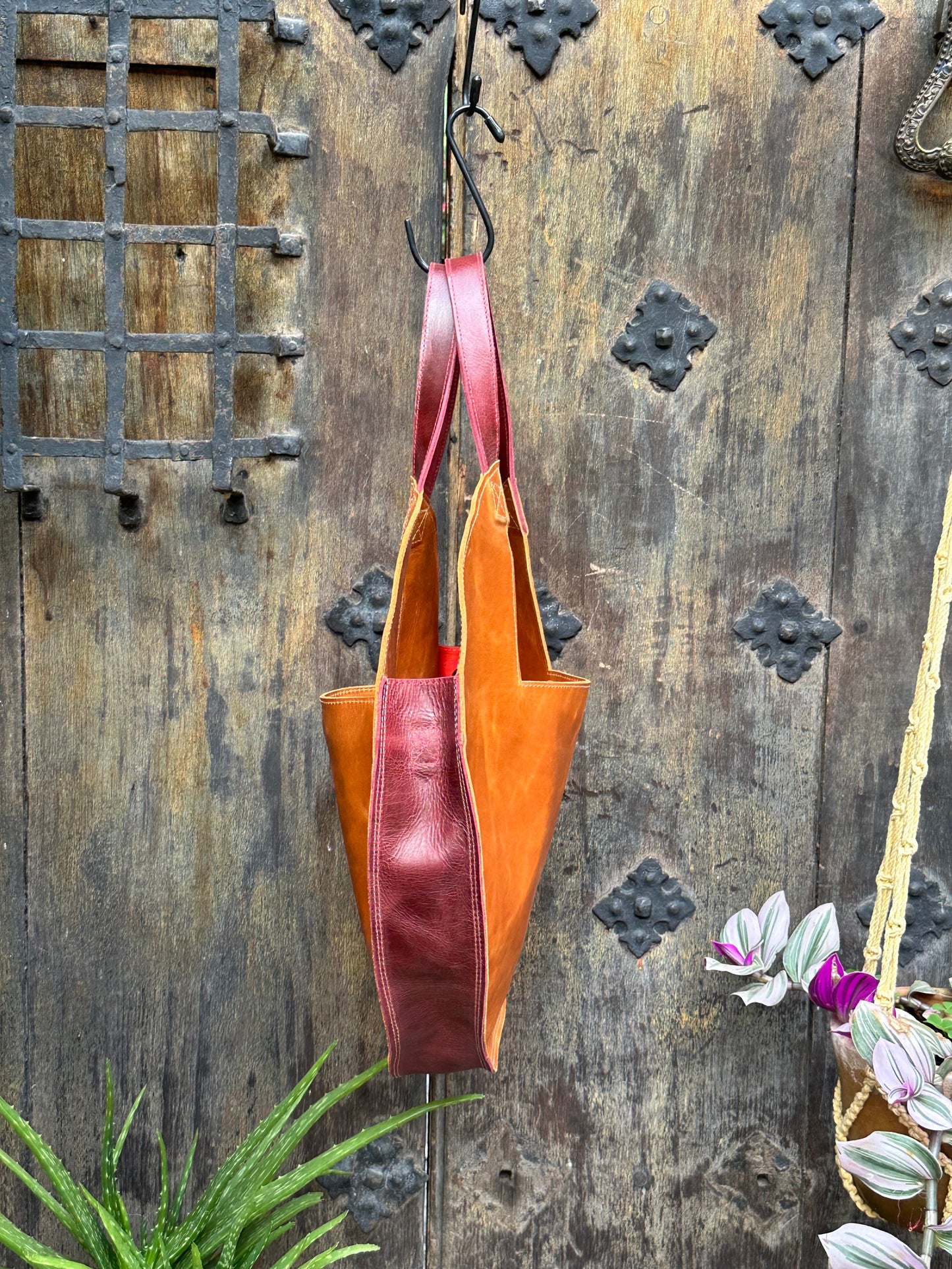 Sutim - Tan with Red Straps
