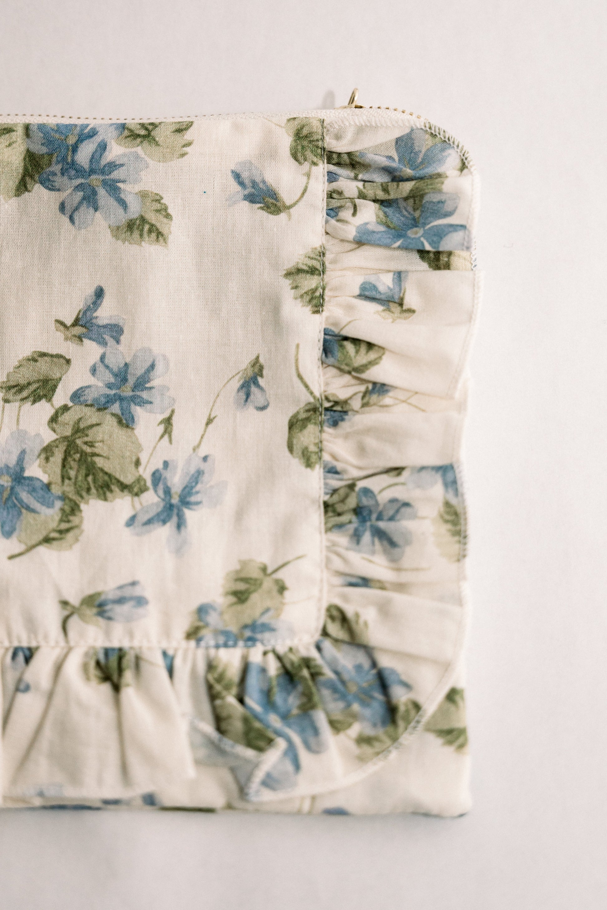 Vintage-Inspired Floral Pouch- Fleurs bleues - Osadia Concept Store