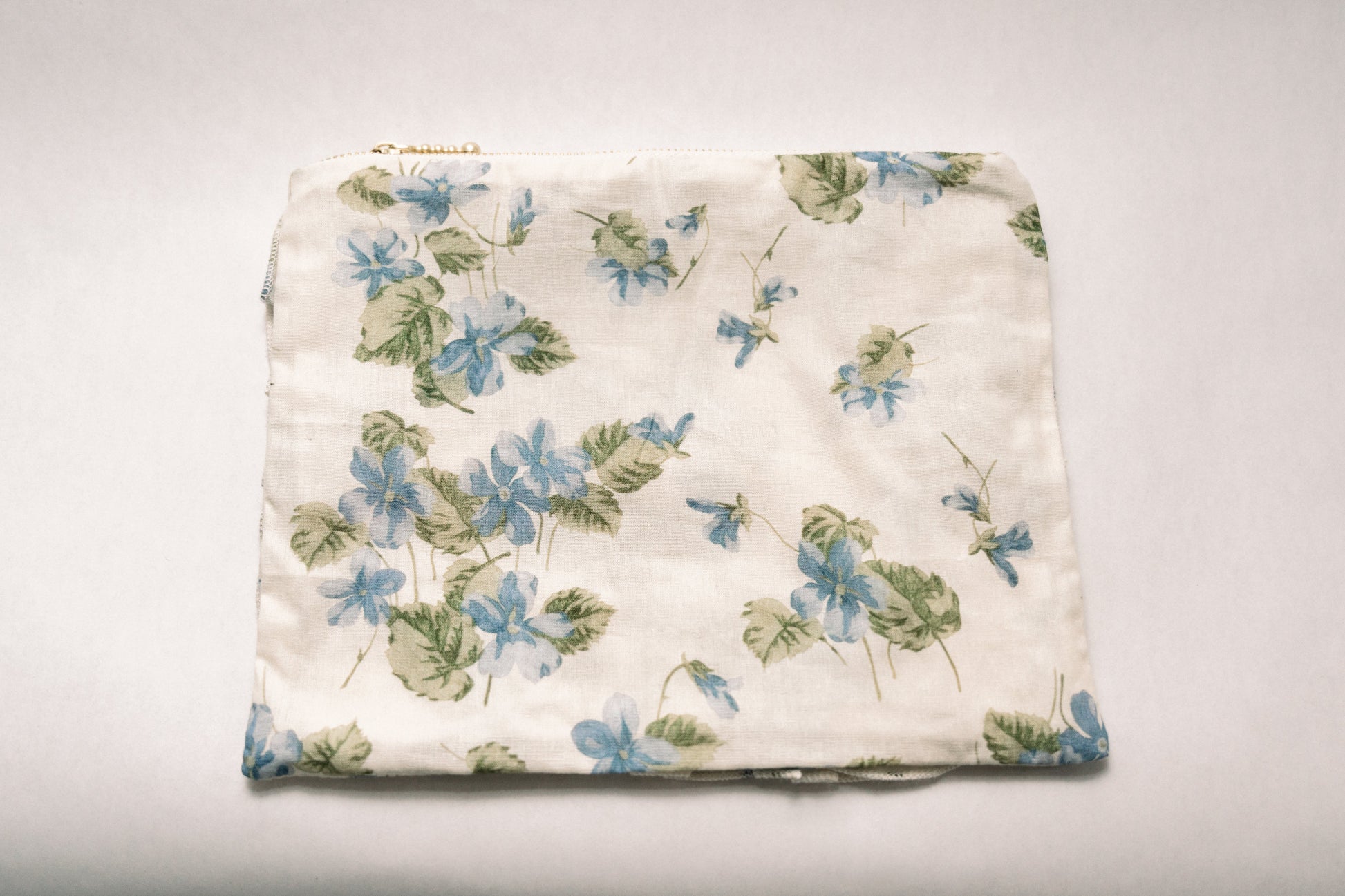 Vintage-Inspired Floral Pouch- Fleurs bleues - Osadia Concept Store