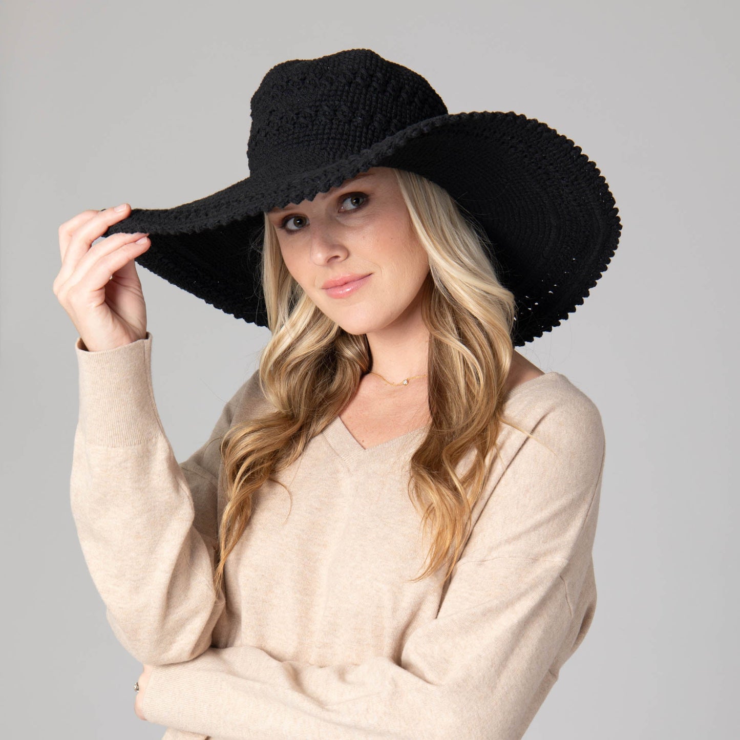 Women's Oversized Brim Crochet w/ Scalloped Edge