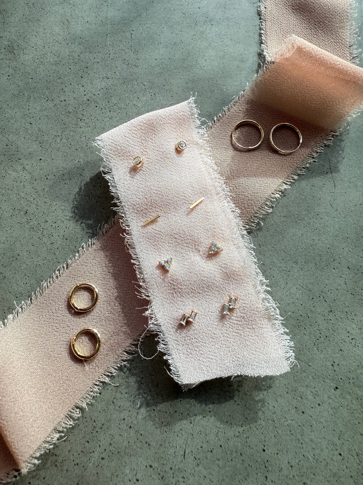 GOLDEN HALO STUDS 14KT YELLOW GOLD