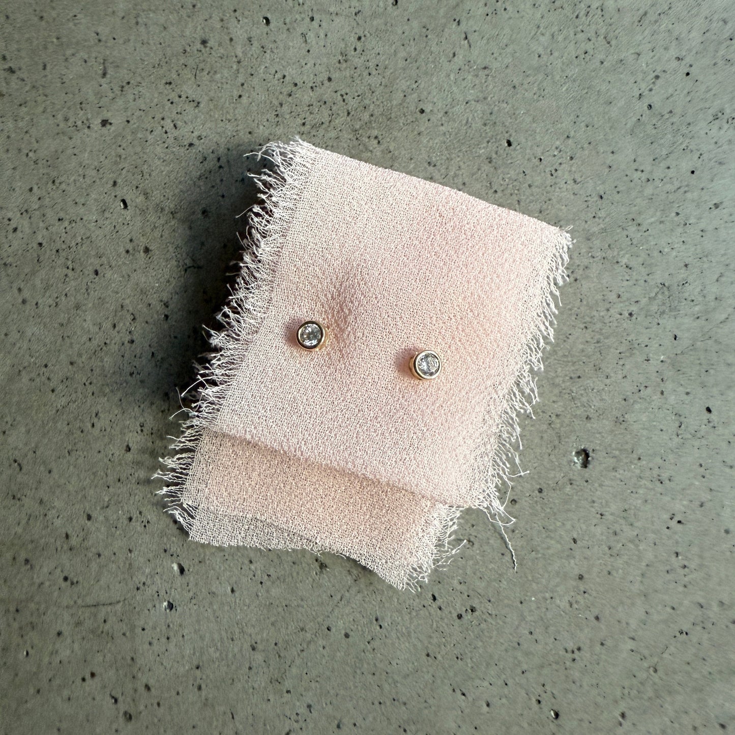 GOLDEN HALO STUDS 14KT YELLOW GOLD