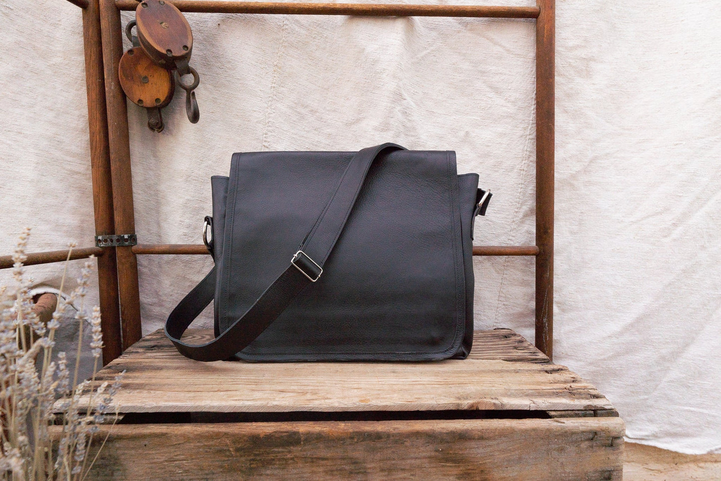 K'at Messenger Bag - Black