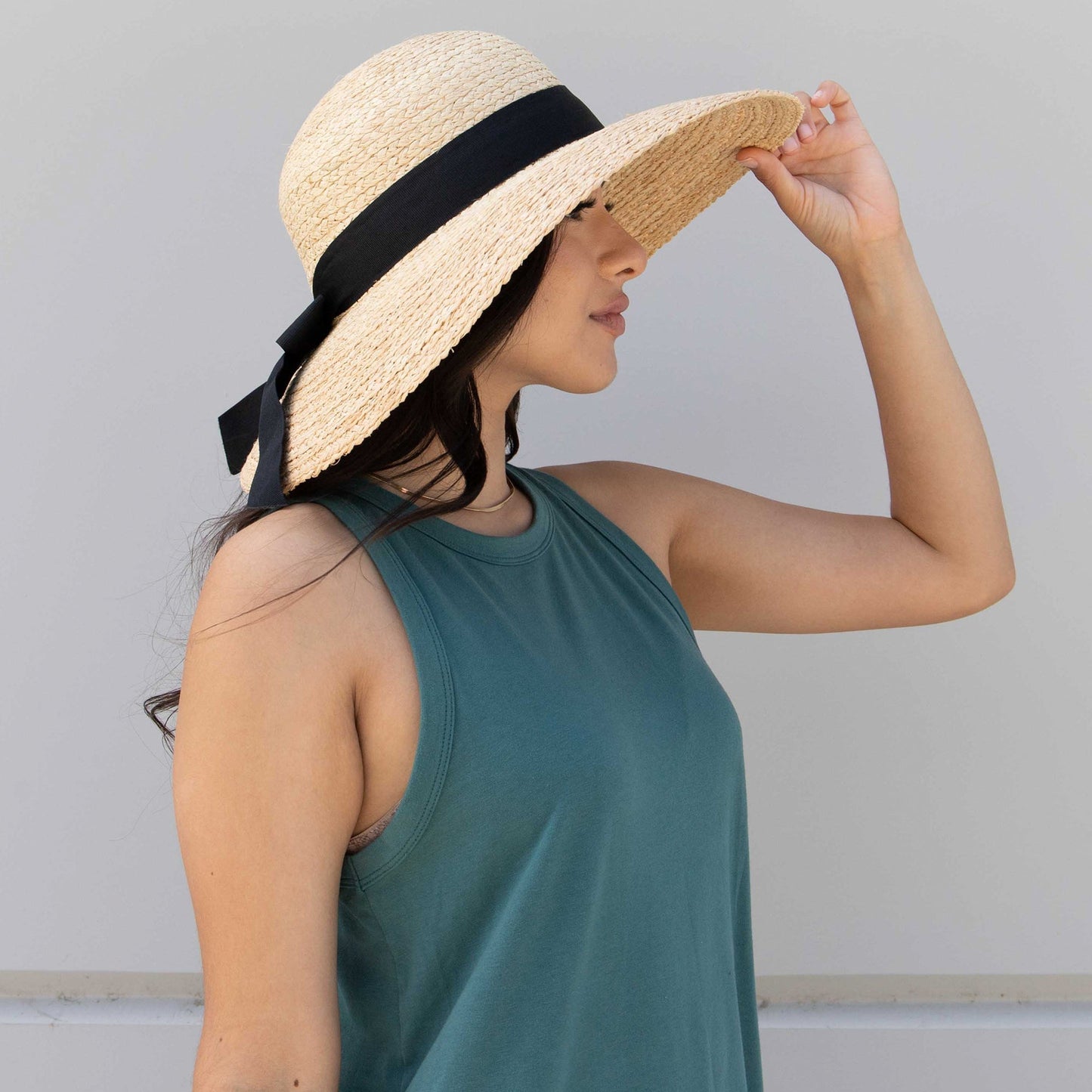 Women's Large Brim Raffia Hat With A Black Ribbon