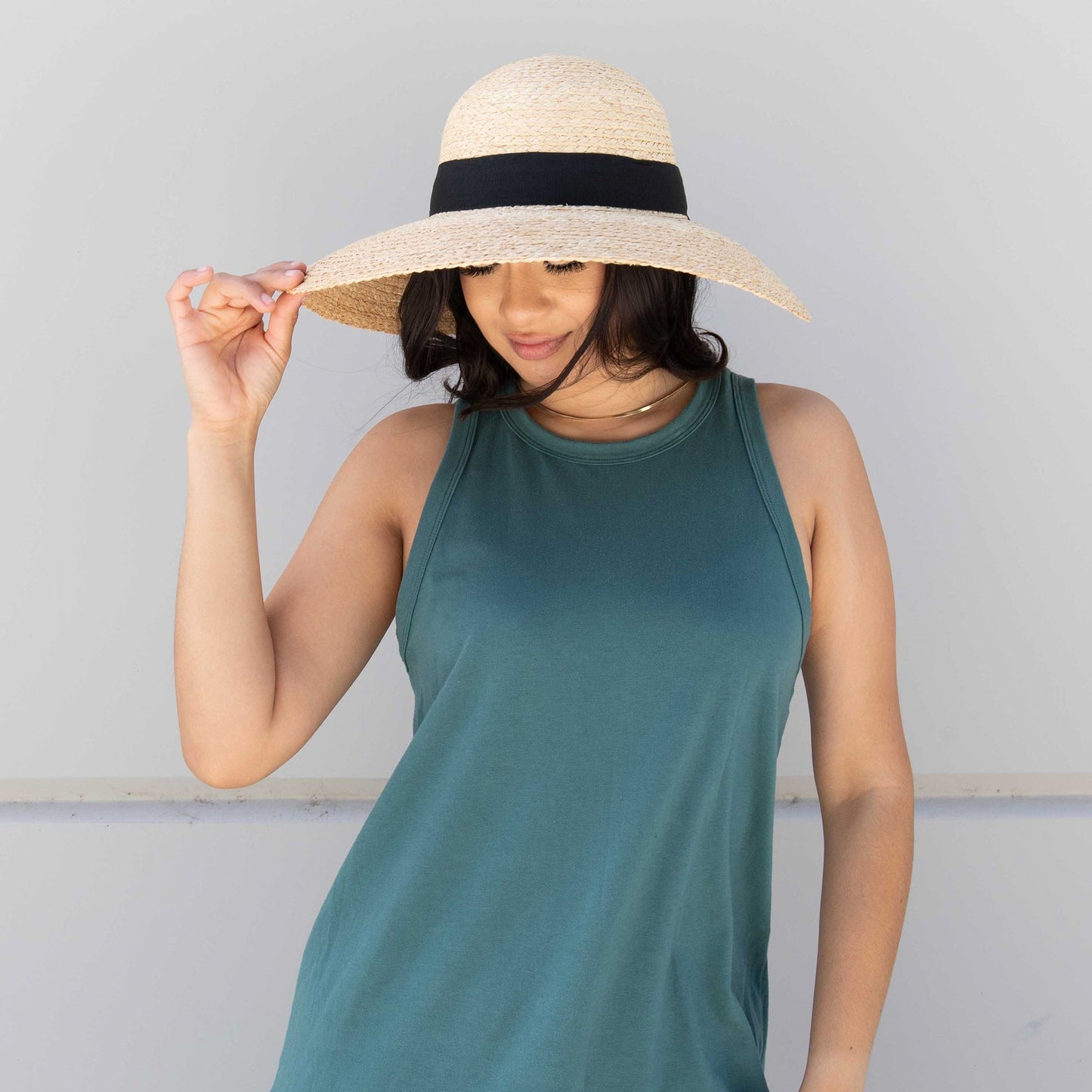 Women's Large Brim Raffia Hat With A Black Ribbon