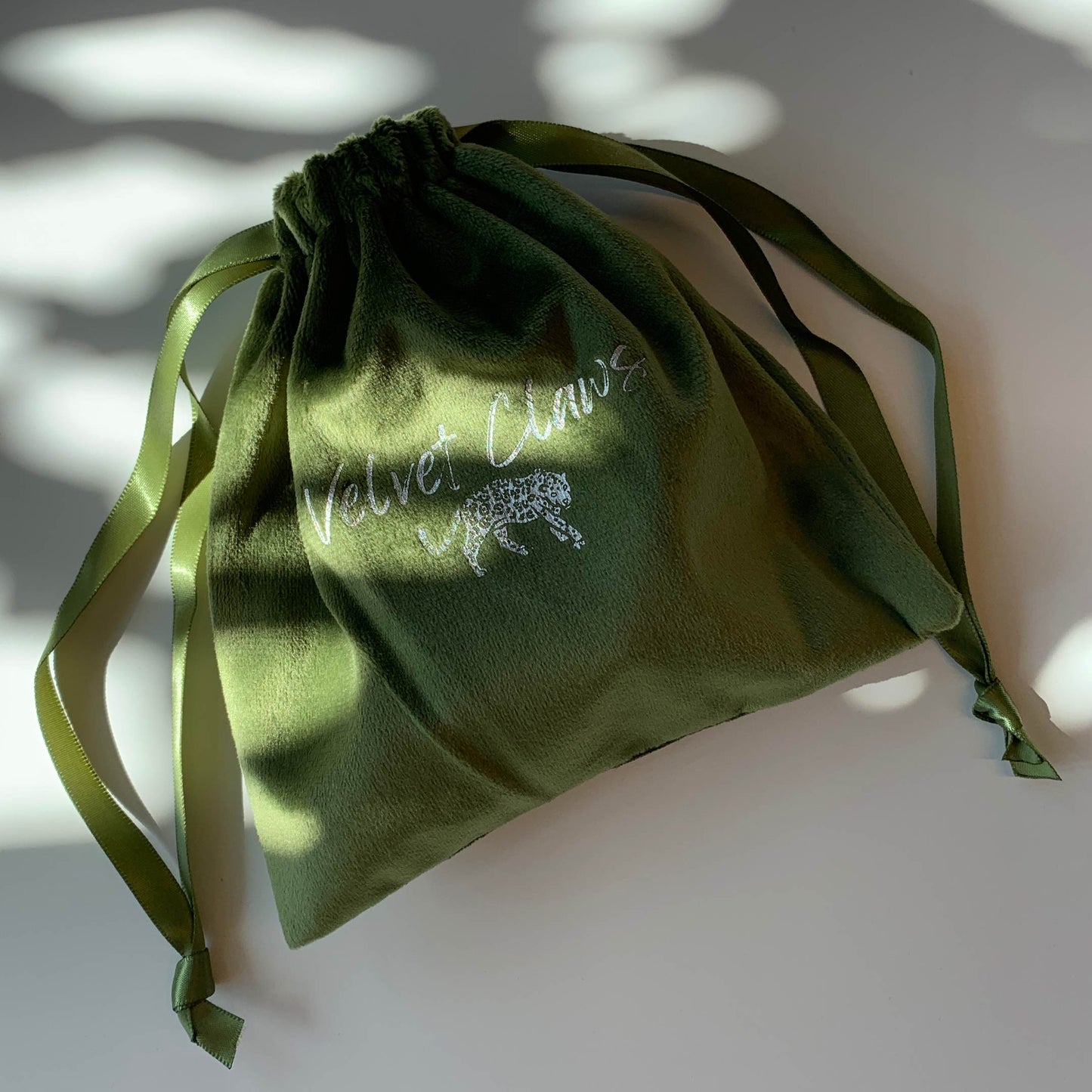 Velvet Claws Uptown Lady in White Dot Hair Clip | Claw Clip in Velvet Travel Bag
