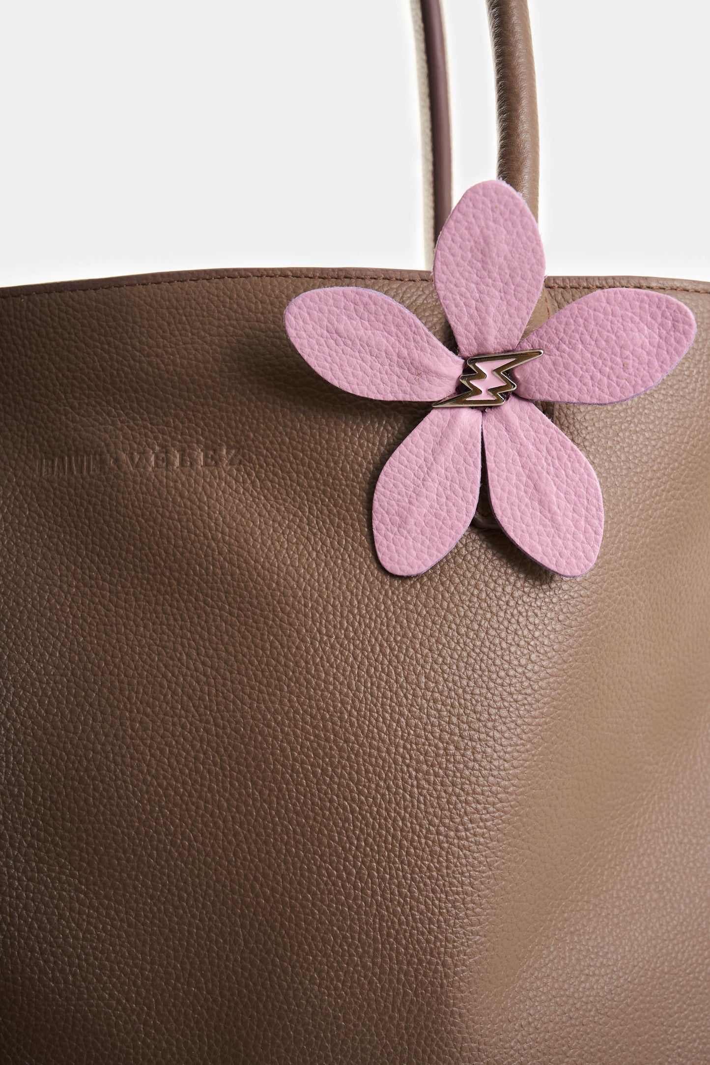 Small leather San Joaquín flower brooch for women