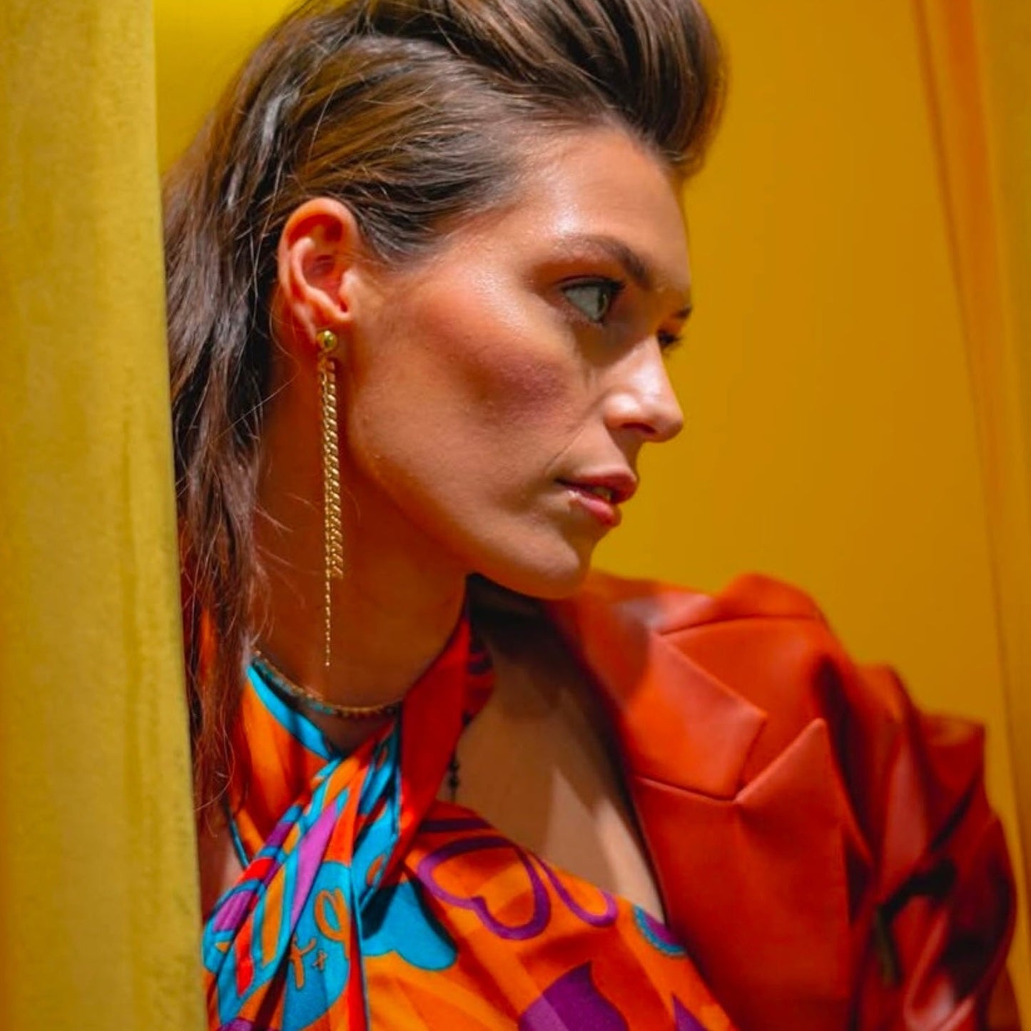 Elegante Gold Chevron Dangle Earrings