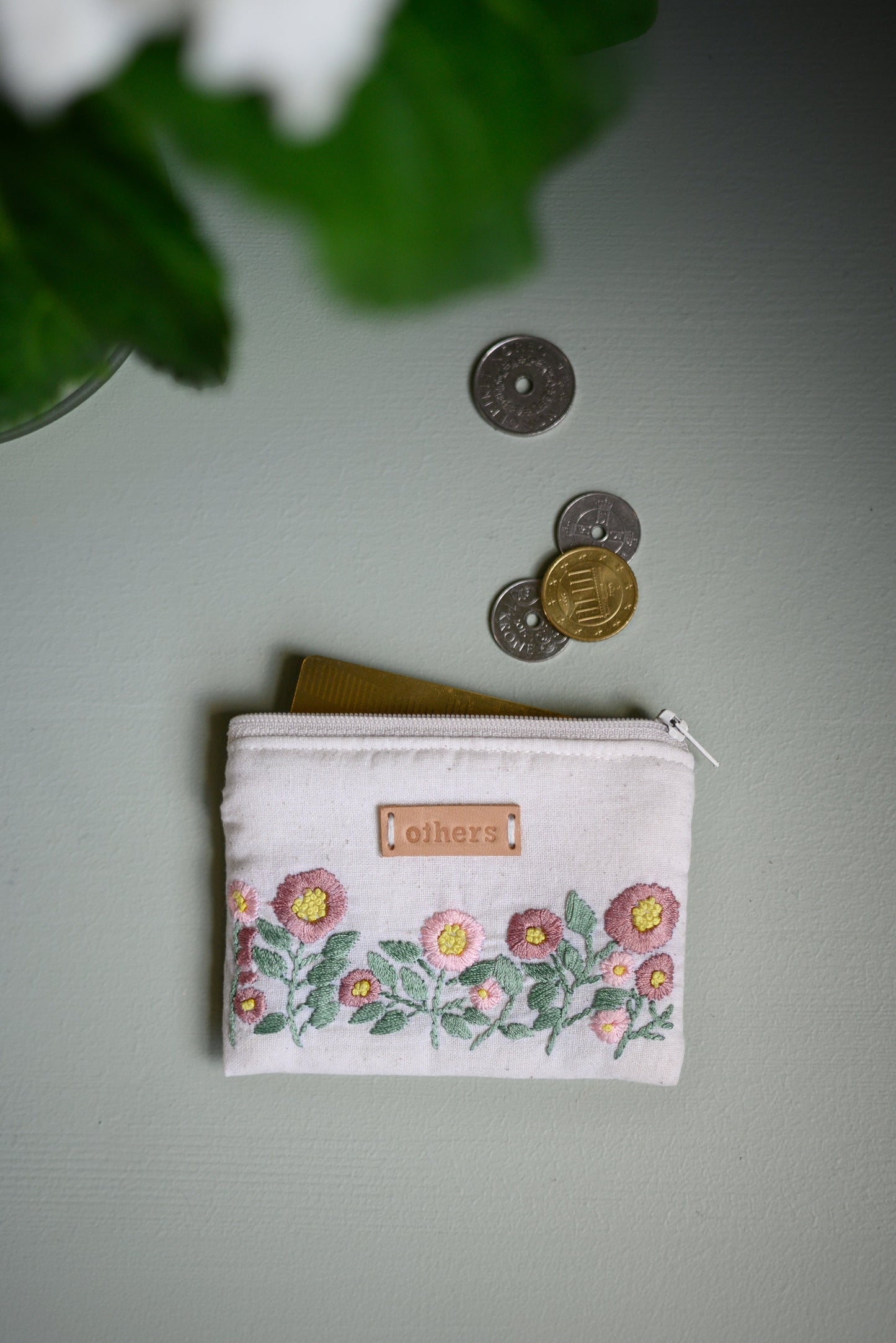 Others Embroidered Coin Purse White Floral Pink