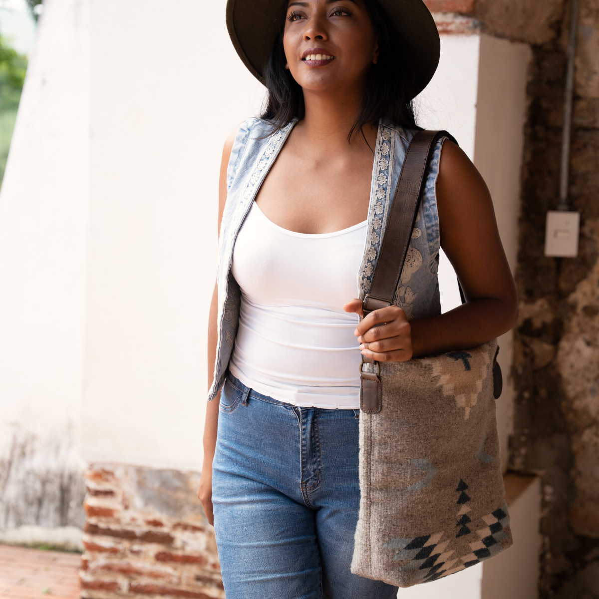 Aguila Shoulder Bag