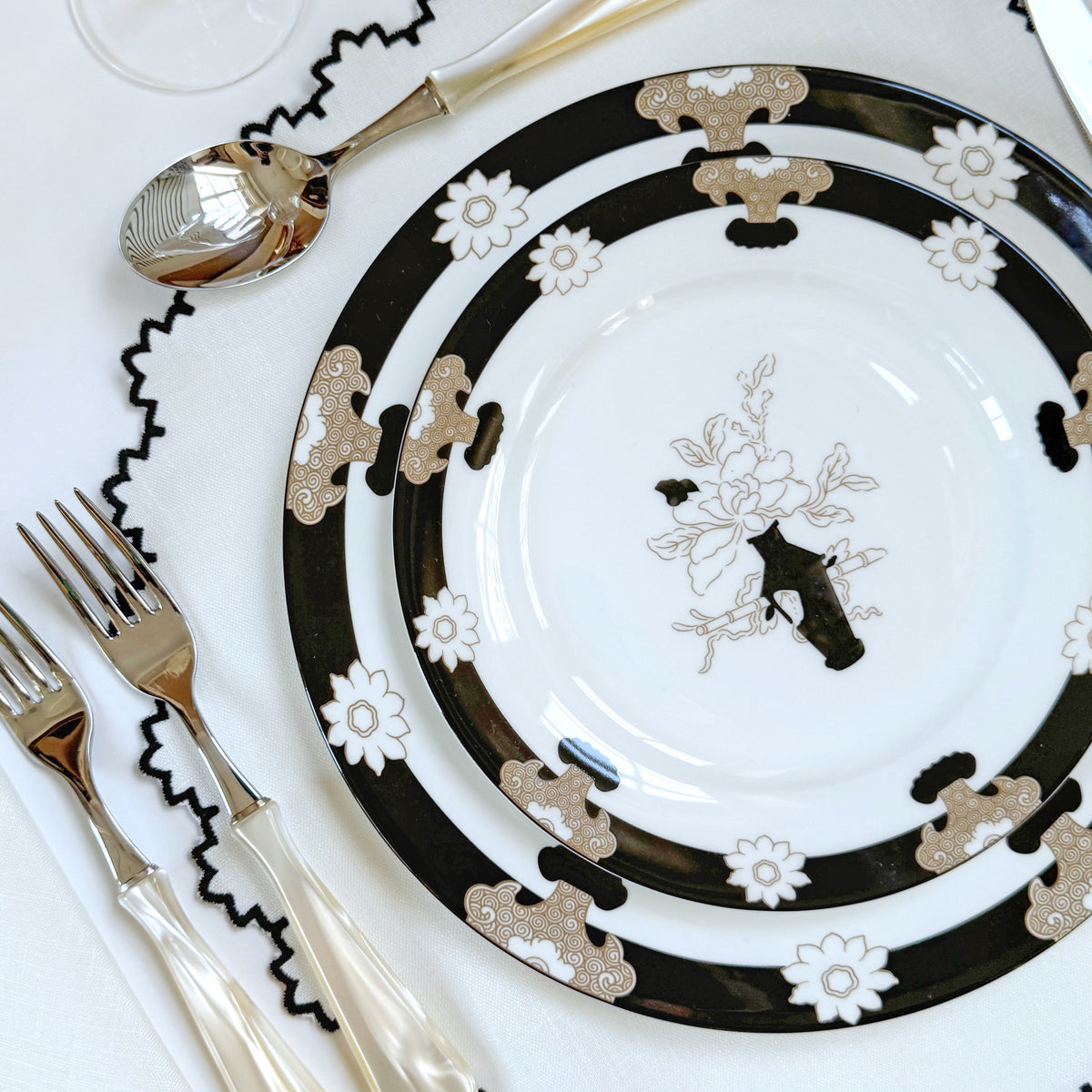 Gardenia black linen placemat (set of 4)