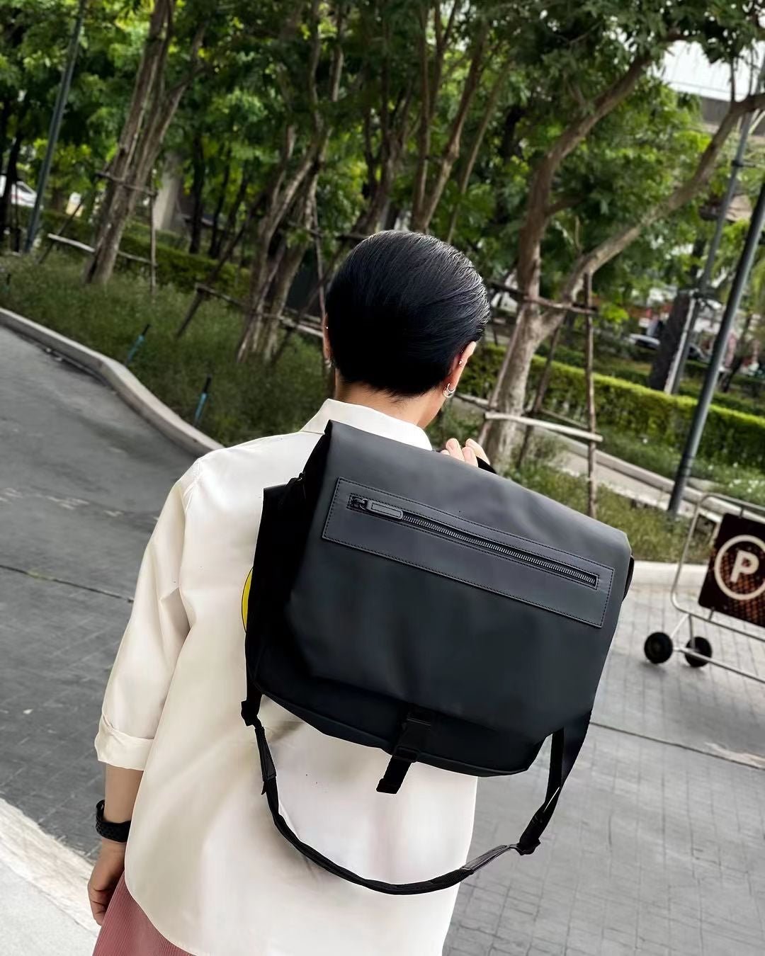 Office Messenger Black